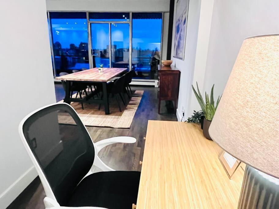 Sunny Penthouse On 17Th Ave, 1 Bedroom, 1 Loft Bed With Ladder, 1 Sofa Bed, Sleeps 6, Downtown YYC Dış mekan fotoğraf