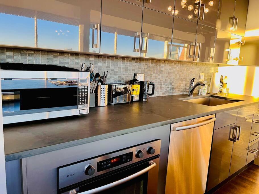 Sunny Penthouse On 17Th Ave, 1 Bedroom, 1 Loft Bed With Ladder, 1 Sofa Bed, Sleeps 6, Downtown YYC Dış mekan fotoğraf